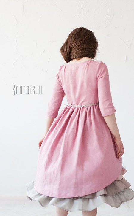 розовое льняное платье